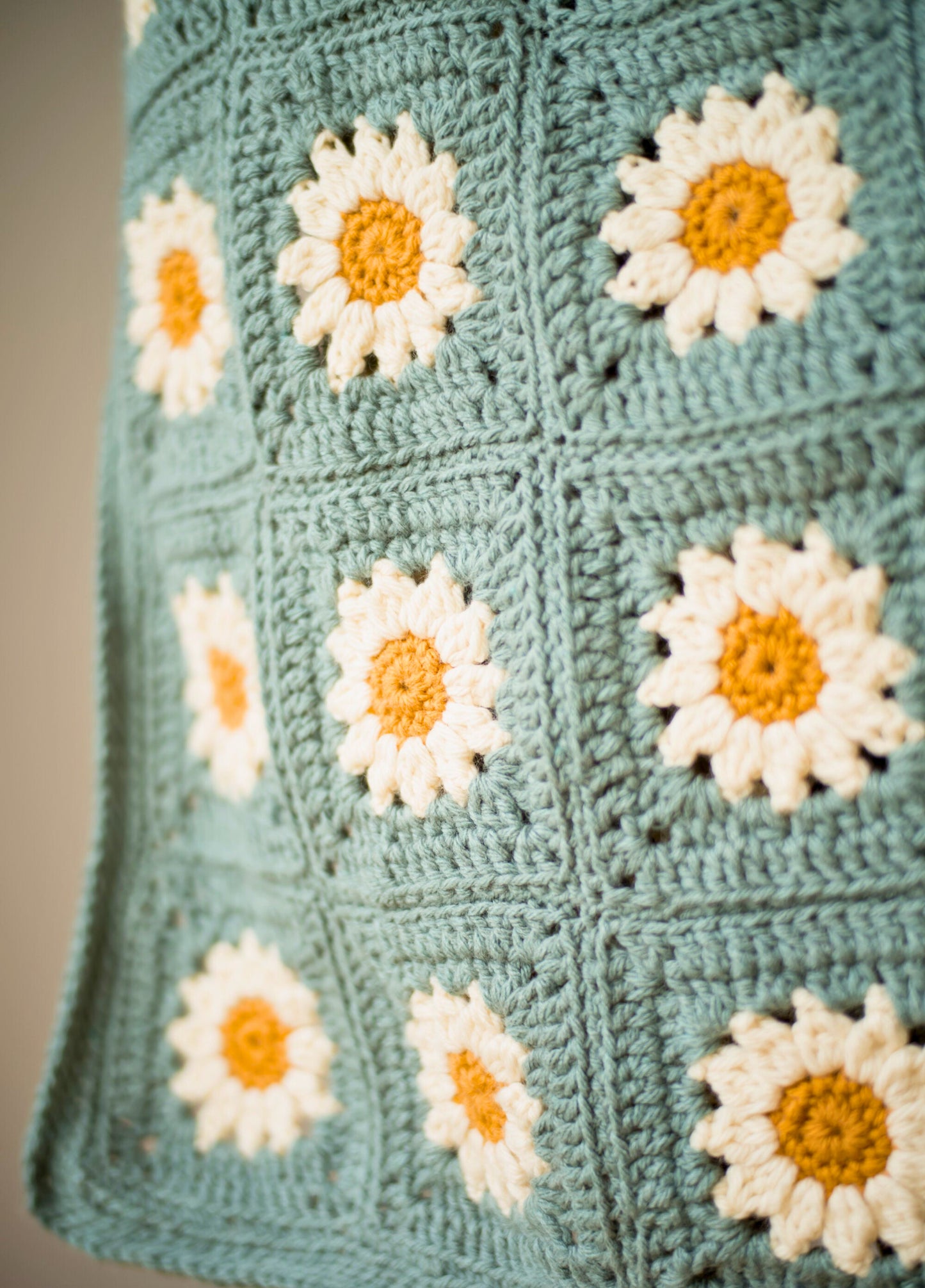 Granny Squares Daisy Blanket Crochet Pattern - CazenCrochet