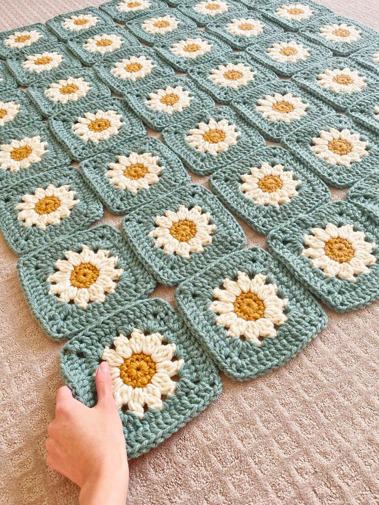 Granny Squares Daisy Blanket Crochet Pattern - CazenCrochet